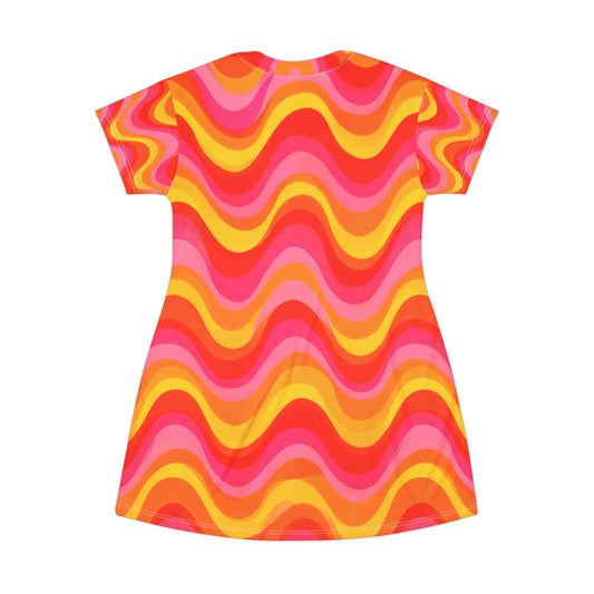 Retro Wavy All-Over Print T-Shirt Dress — Vibrant 70s Psychedelic Waves