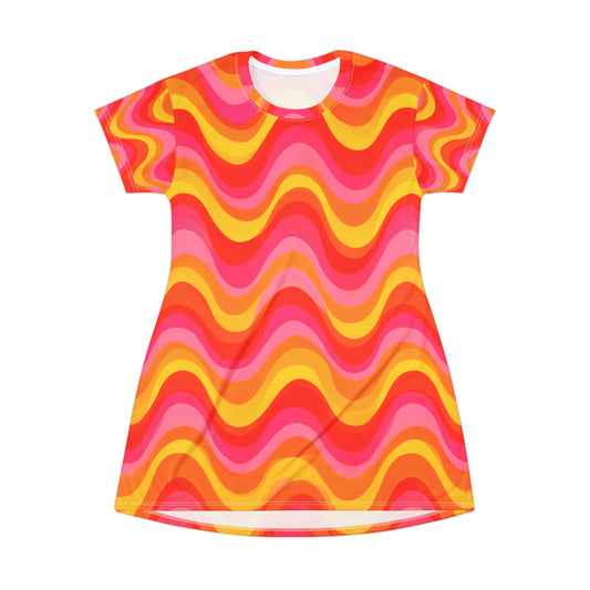 Retro Wavy All-Over Print T-Shirt Dress — Vibrant 70s Psychedelic Waves