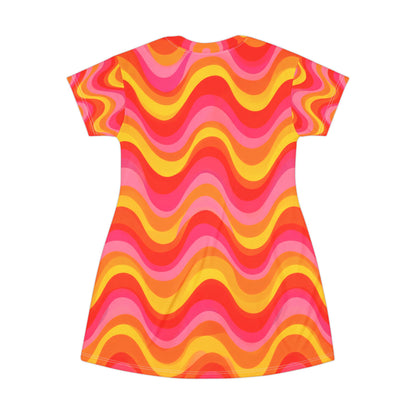 Retro Wavy All-Over Print T-Shirt Dress — Vibrant 70s Psychedelic Waves