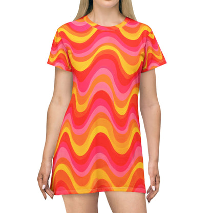 Retro Wavy All-Over Print T-Shirt Dress — Vibrant 70s Psychedelic Waves