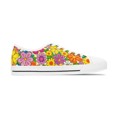 Floral Retro Daisy Low Top Sneakers — Colorful 60s Flower Pattern Women’s Shoes